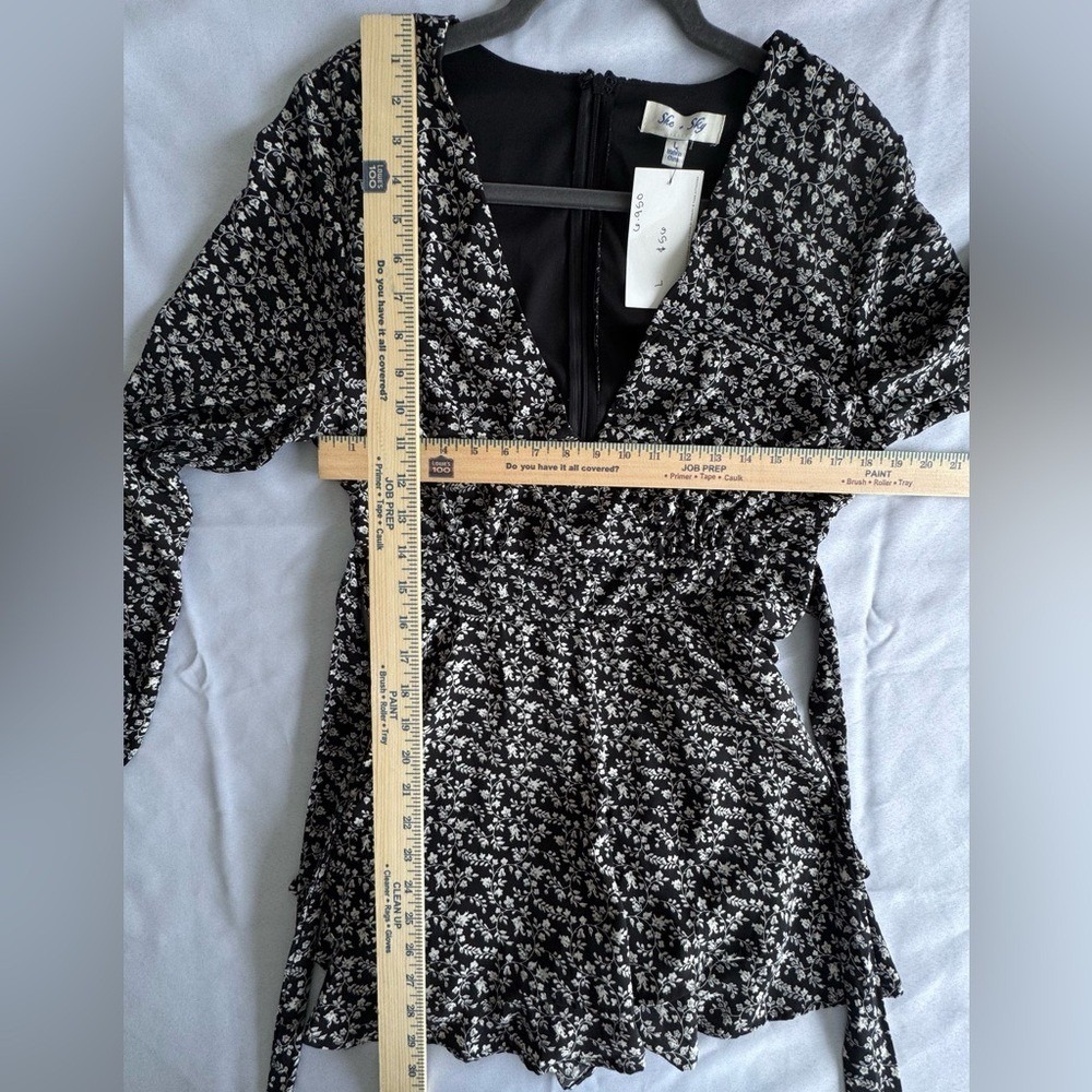 She + Sky Monochrome Floral Romper Size Large - Picture 7 of 7
